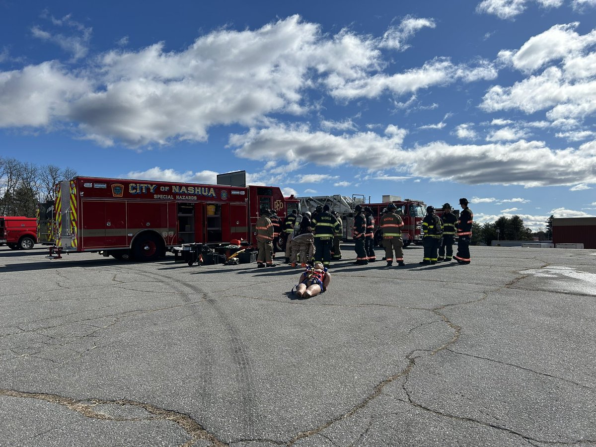 nashuafire's tweet photo. Group 4 starts off the week of Haz-Mat Drills @HarcrosChemical Important training working together with Nashua businesses. https://t.co/mkgi3saJNJ