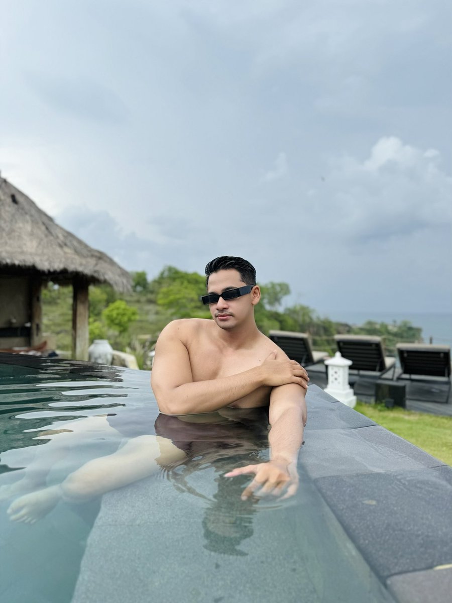UnggulputraJ's tweet image. Shades on, worries gone, poolside fun all day long! 😎💦 #PoolsidePerfection #SunshineAndSunglasses