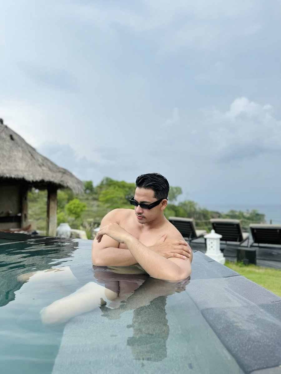 UnggulputraJ's tweet image. Shades on, worries gone, poolside fun all day long! 😎💦 #PoolsidePerfection #SunshineAndSunglasses