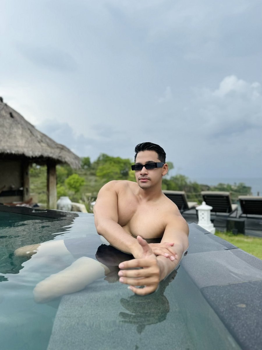 UnggulputraJ's tweet image. Shades on, worries gone, poolside fun all day long! 😎💦 #PoolsidePerfection #SunshineAndSunglasses