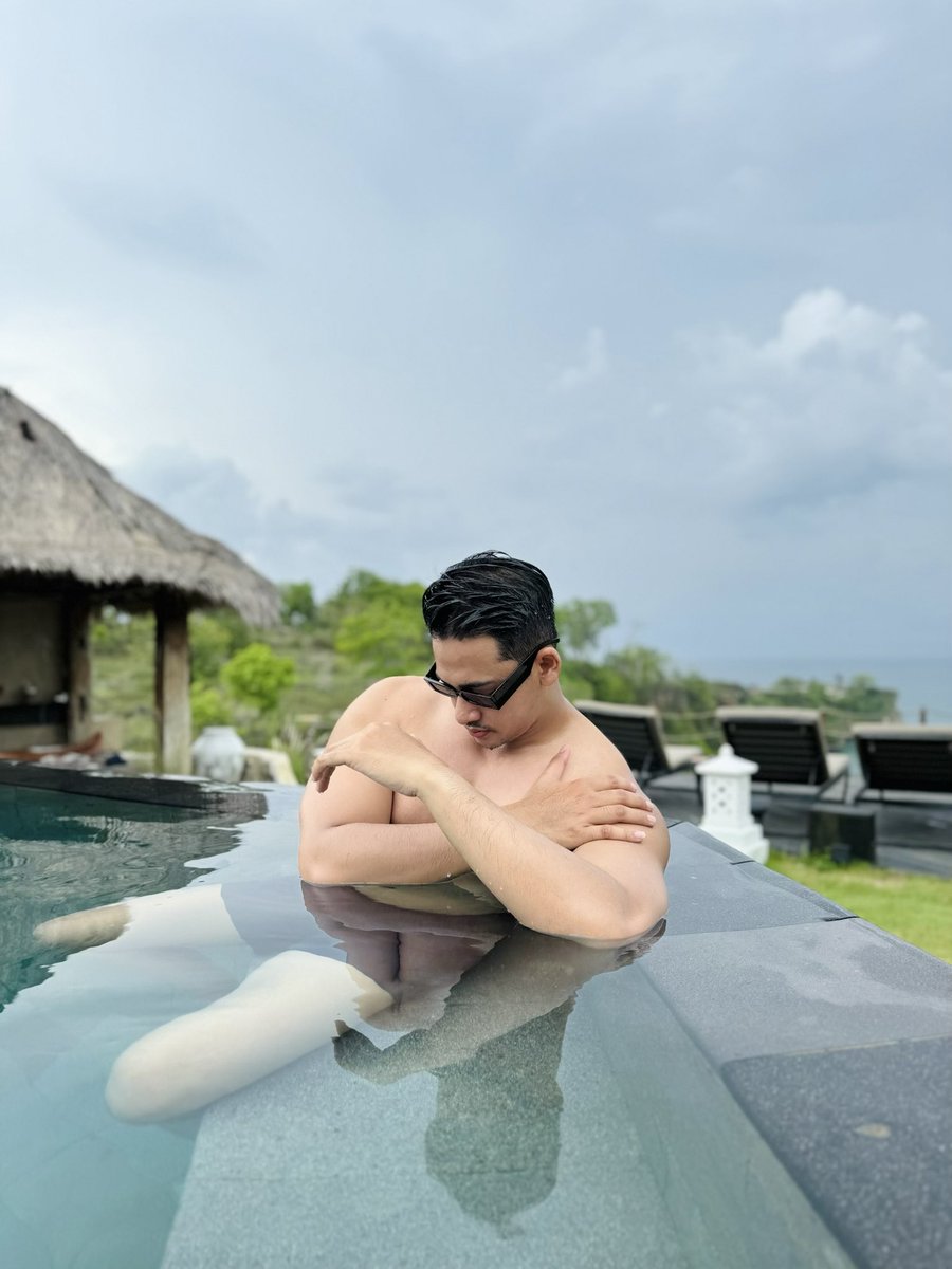 UnggulputraJ's tweet image. Shades on, worries gone, poolside fun all day long! 😎💦 #PoolsidePerfection #SunshineAndSunglasses