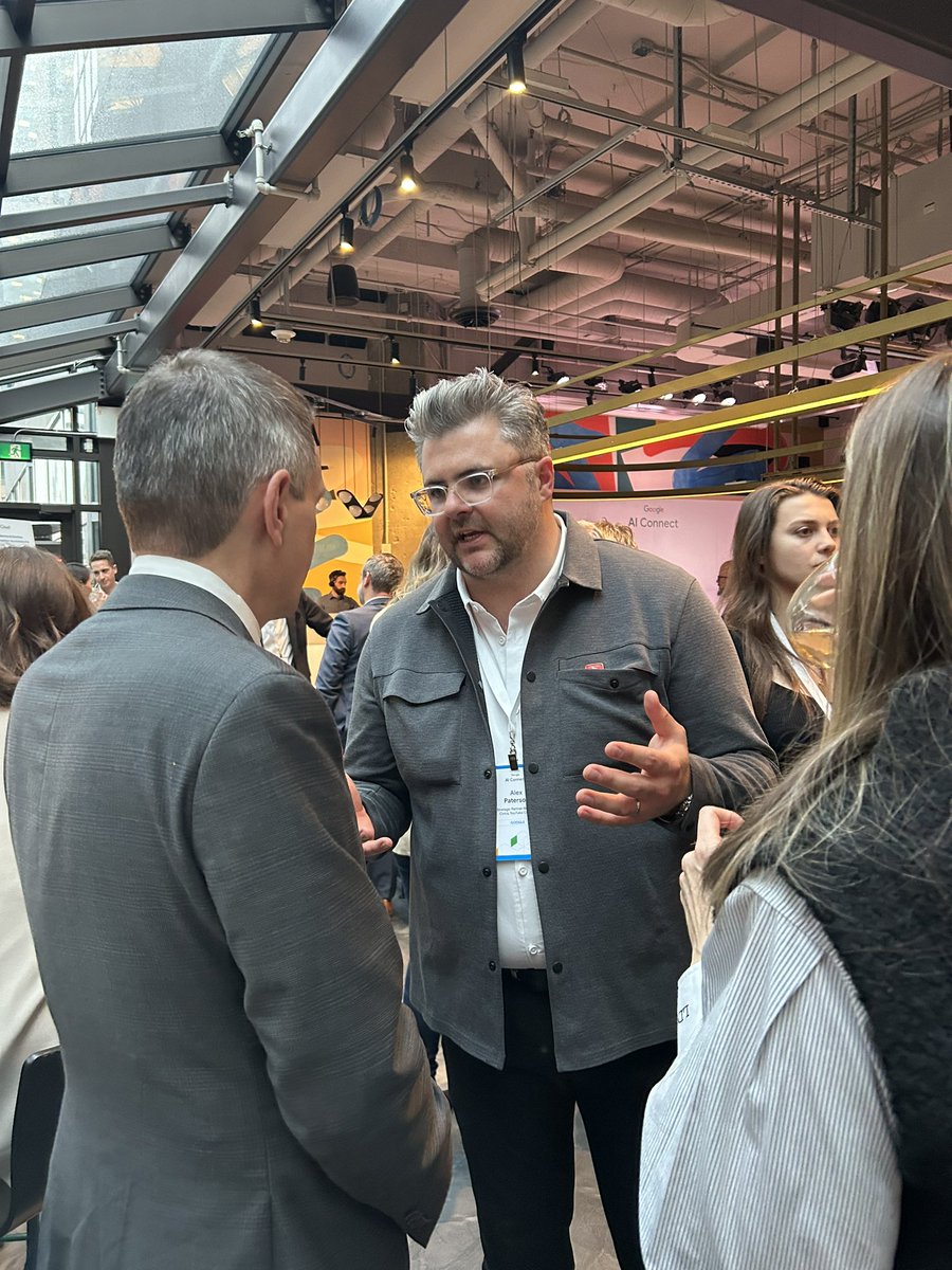 Yesterday I met the AI experts at <a href="/googlecanada/">Google Canada</a> who were demonstrating their research and capabilities to an engaged crowd here in Ottawa.
 
Hier, j'ai rencontré les experts en IA de <a href="/googlecanada/">Google Canada</a> qui présentaient leurs recherches et leurs capacités à une foule enthousiaste ici à