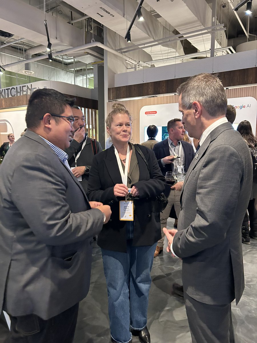 _MarkSutcliffe's tweet photo. Yesterday I met the AI experts at @googlecanada who were demonstrating their research and capabilities to an engaged crowd here in Ottawa.
 
Hier, j'ai rencontré les experts en IA de @googlecanada qui présentaient leurs recherches et leurs capacités à une foule enthousiaste ici à Ottawa.