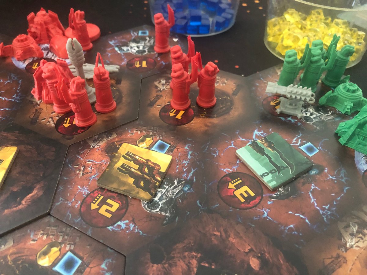 Ces derniers jours ont a joué à The Warp #j2s un 4X avec une mécanique relativement simple, original et interactif, pour le moment j'aime beaucoup.