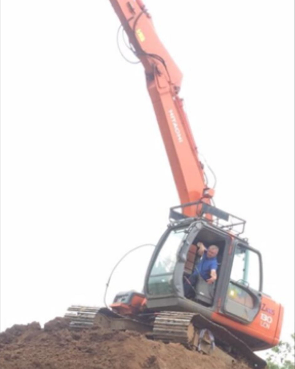 HCMUK are paying tribute to Estlin Blakely an operator who sadly passed away last week. Described as 'your typical digger man that could make a digger do anything, he never owned a digger unless it was Hitachi'. 🧡