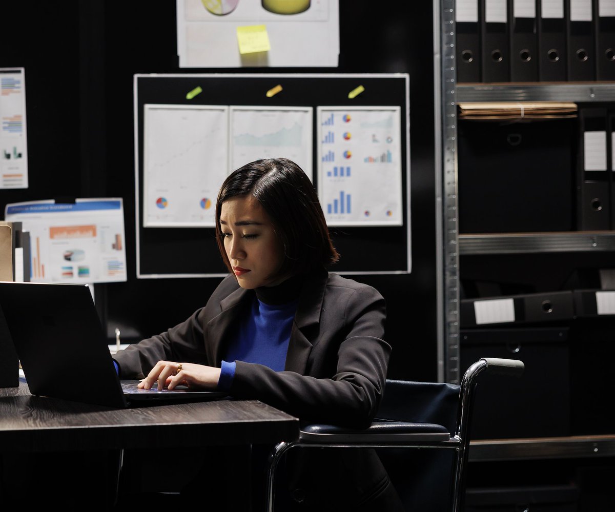 FBI's tweet image. This month marks the 15th anniversary of the #FBI’s Forensic Accountant (FoA) Program. From Ponzi schemes to terrorism cases, FoAs follow the money to uncover complex financial networks. Learn more about our #ForensicAccountants here: fbijobs.gov/sites/default/…