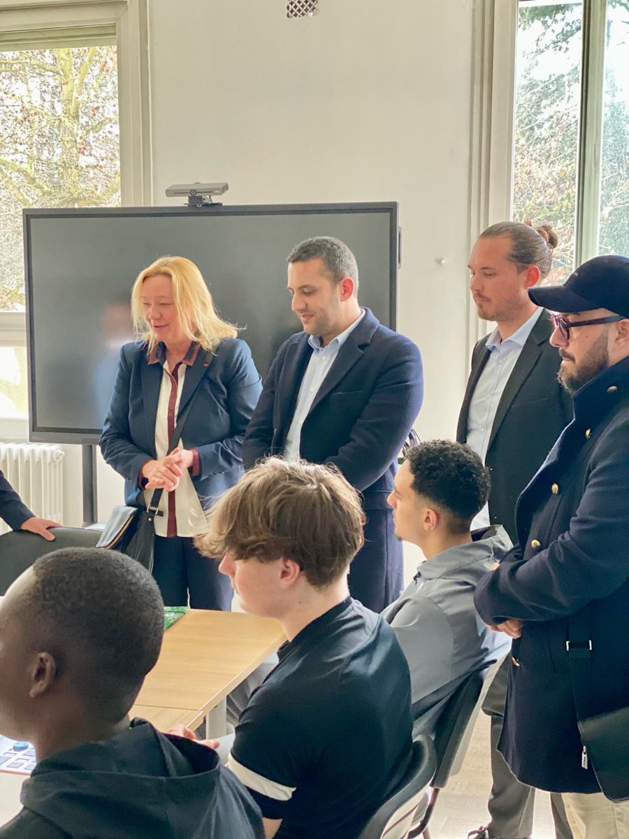 Innover aux côtés des #jeunes.
La création d'une #missionlocale au Bourget s'inscrit dans un projet territorial, préparant la loi <a href="/FranceTravail/">France Travail</a> , au profit de l'insertion des jeunes de <a href="/terresdenvol/">@terresdenvol</a>.
Merci à Mme Magali Daverton, M. Jean-Baptiste Borsali pour leur présence.