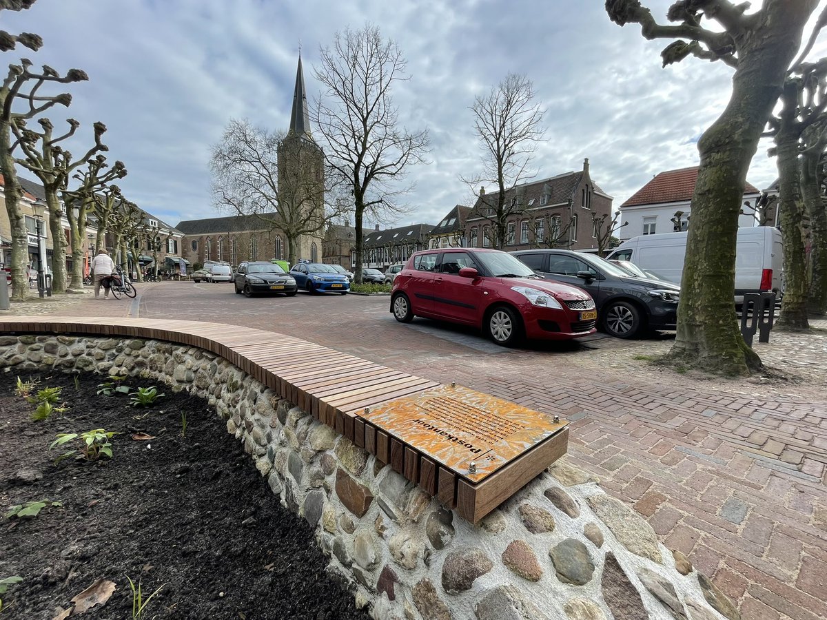 Vandaag is de Galerij van Tijd geplaatst in #Lochem. In opdracht van <a href="/GemLochem/">Gemeente Lochem</a> hebben wij i.s.m. Historisch genootschap Lochem Laren Barchem een tijdlijn én zes tegels laten maken van Cortenstaal met een aantal historische momenten. 

#routeconcept #productontwikkeling