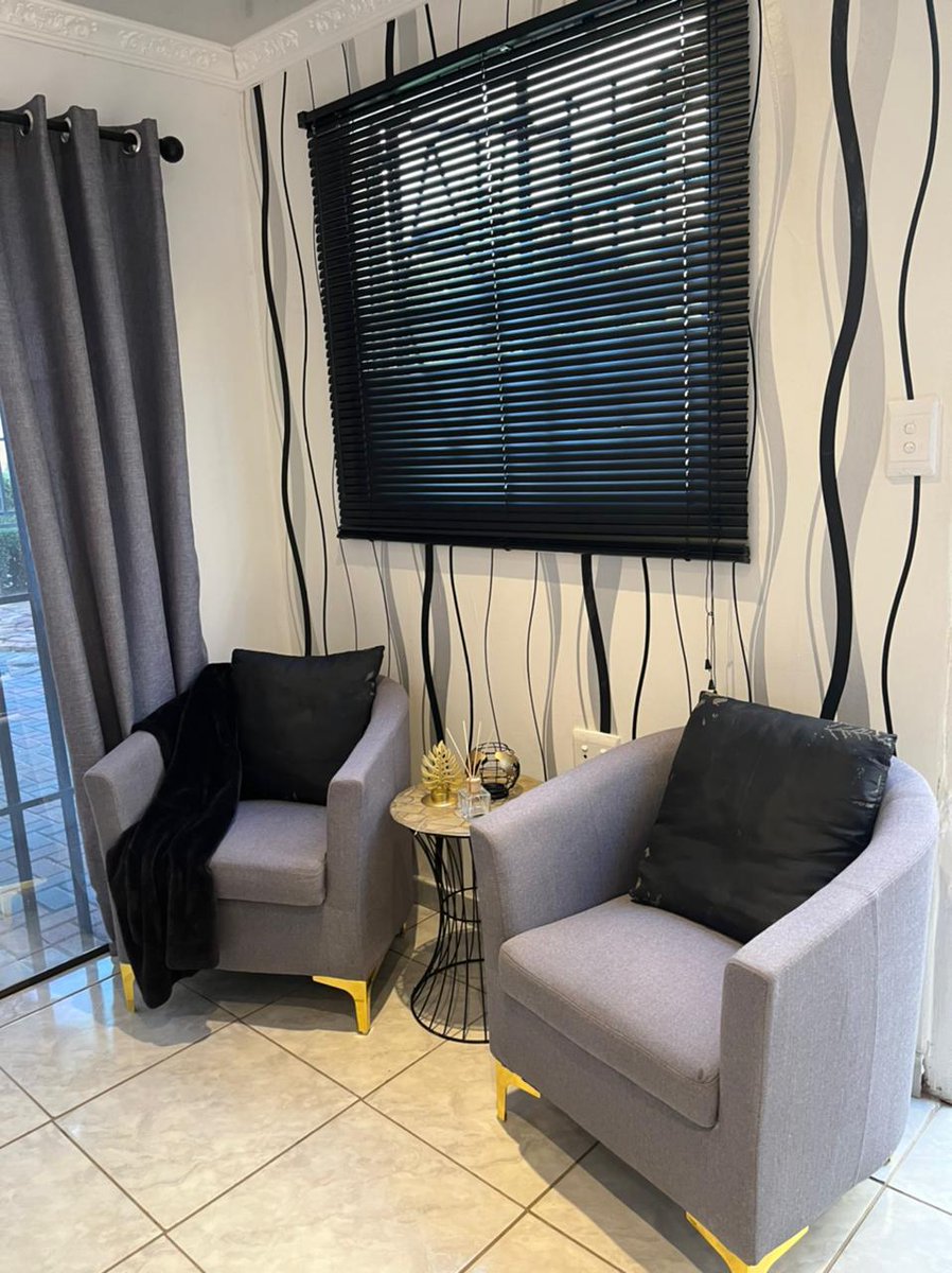 _neomogapi's tweet photo. @Bonang Hey I’m Nominating Nomathemba Makhapela, owner of Noxxy Beauty Bar from North west ,Mafikeng . They offer hair, nails , lashes and make up services. Her Beauty Bar is so welcoming and aesthetically pleasing , wining the mini fridge will complete the salons look . https://t.co/TFgSz11wGJ