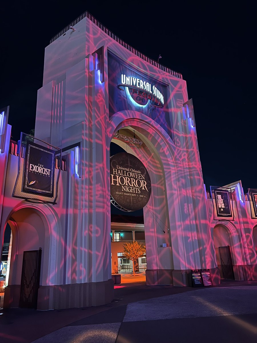 HHN365's tweet photo. What’s the first HHN house that pops into your head after seeing this picture? https://t.co/H2FFuNg4zx