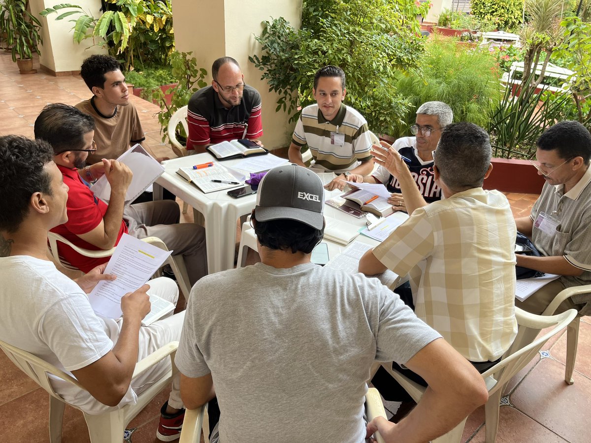 PsAndyQuesada's tweet photo. Los tiempos de Grupo Pequeño siempre son provechos en nuestro Taller! Nos animamos unos a otros en lo que estamos creciendo y nos corregimos en aquellas cosas que necesitamos mejorar!! El fin de todo es la exposición fiel para el bien de Su iglesia y la gloria de Dios. https://t.co/yWzuSriaTw