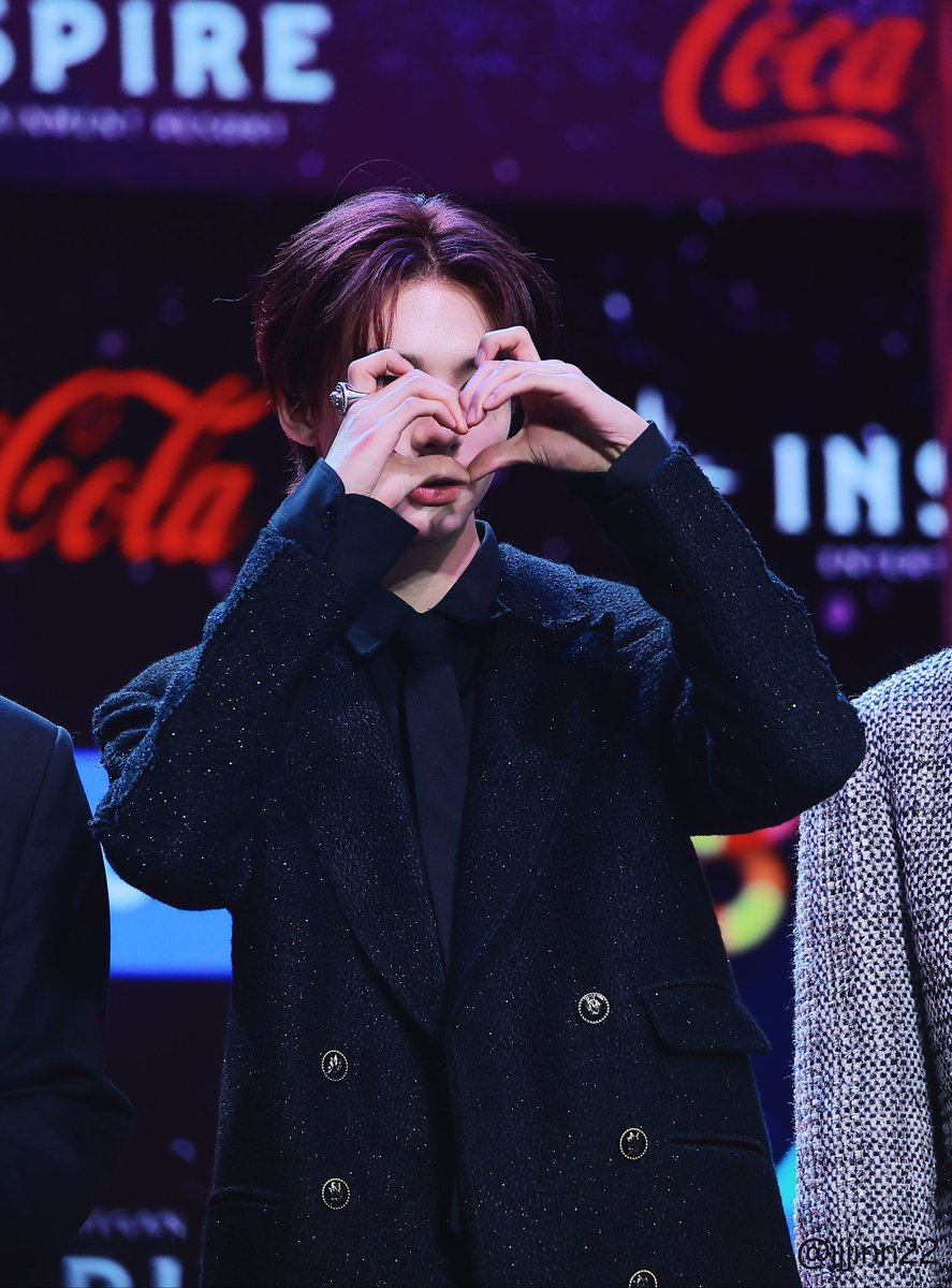 jjjinn22's tweet photo. 베르사체보이 현진이 생일 축하해
올 해에 더 멋지게 성장하자🩵💙
#HappyHyunjinDay
#달이_눈부신_현진이의_생일
#NationsPrinceHyunjinDay
#현진 #Hyunjin #LoveSTAY https://t.co/lkQIhII1AI