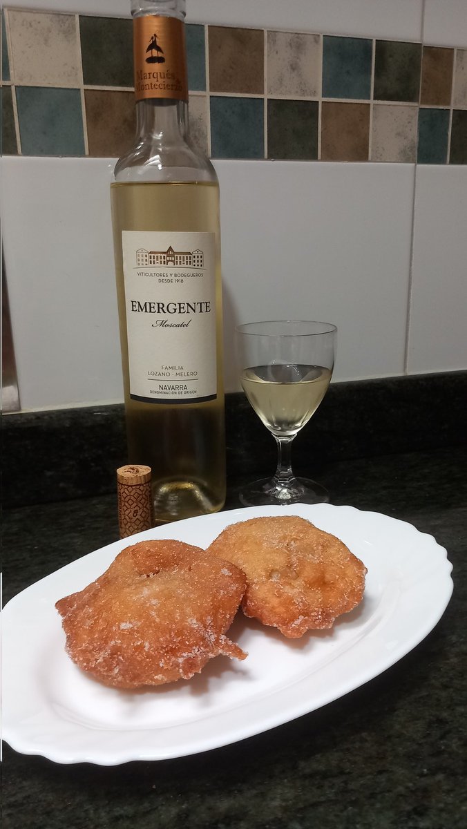 PepGranellTrave's tweet photo. Aquí celebrando el Santo en buenas condiciones 💪🍷
Marqués de Montecierzo y Buñuelos de higo
Pa qué más
#moscatel #Wine #winelovers #castejon #navarra #Fallas24 #Falles2024 #SantJosep #SanJose #Martes #bunyols #gastrolovers #caloret #caloretfaller #buenastardes #foodie https://t.co/mh76pshxlI