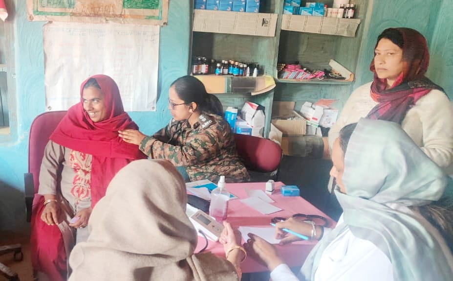 Whiteknight_IA's tweet photo. Indian Army's Medical Camp at Pir Topa village on Mar 19, 2024, aimed to provide essential #healthcare services and promote overall well-being. #Doctors, including a #female physician, addressed #health concerns, offered check-ups, specialized care, and #medicines to remote regions.

#Ayushmanbharat 
#Indianarmy 
#WeCanWeCare

@adgpi
@NorthernComd_IA