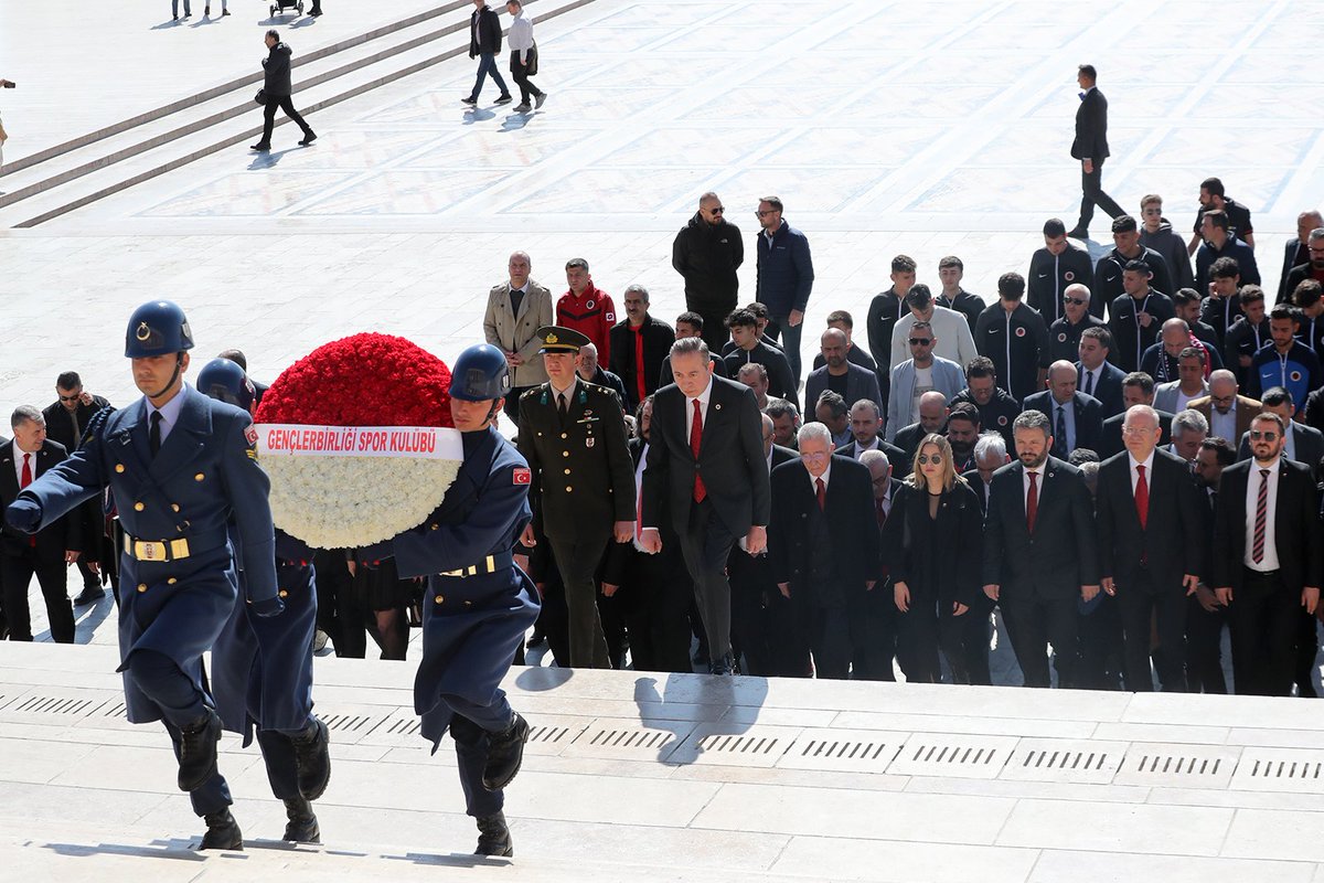 kirmizikara's tweet photo. Gençlerbirliği’mizden Anıtkabir Ziyareti

Kuruluşumuzun 101. yıl dönümü ve yeni yönetimimizin göreve başlaması münasebetiyle, Başkanımız Osman Sungur, Yönetim Kurulu Üyelerimiz, Denetleme, Disiplin ve Divan Kurulu Üyelerimiz, altyapı teknik ekibi ve futbolcularımız, kulüp personelimiz ile taraftar temsilcilerimiz Anıtkabir’i ziyaret ederek Atatürk’ün mozolesine çelenk bıraktı. 

👉 https://t.co/g5kxgNVXdy