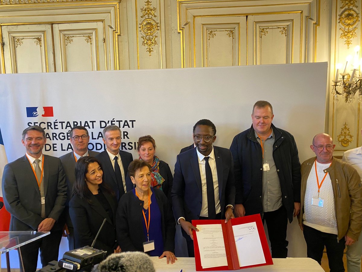 jmrouebferries's tweet photo. Alors que @LEXPRESS publie une enquête sans concession sur le #dumping social du #Transmanche et pointe le risque d'un recours 🇪🇺 contre la loi #LeGac, beau moment d'unité nationale 🇫🇷 ce matin autour d'@HerveBerville avec toute la France bleue réunie ! https://t.co/c7FSQrdAUO https://t.co/grdqhZkYYU