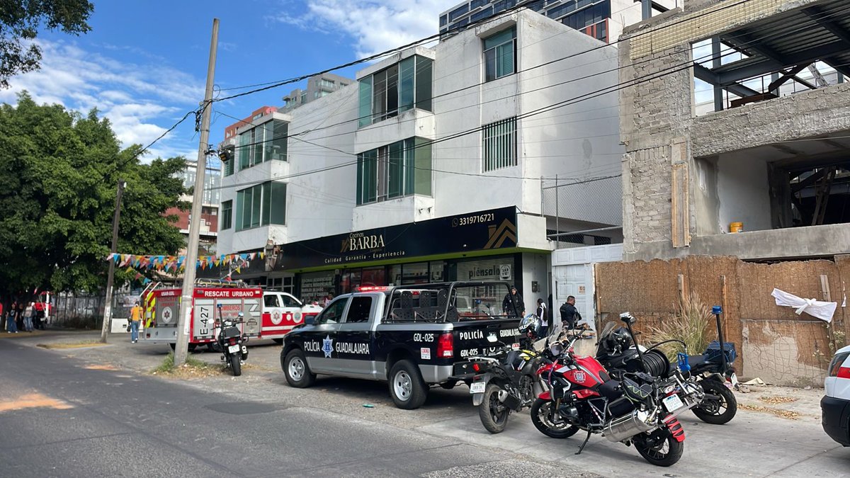 Trafico_ZMG's tweet image. En un complejo departamental sobre la avenida Niños Héroes en la colonia Moderna asistió la policía municipal de Guadalajara y bomberos para atender a una persona que se encontraba en situación de riesgo arriba del establecimiento
#ReporteZMG