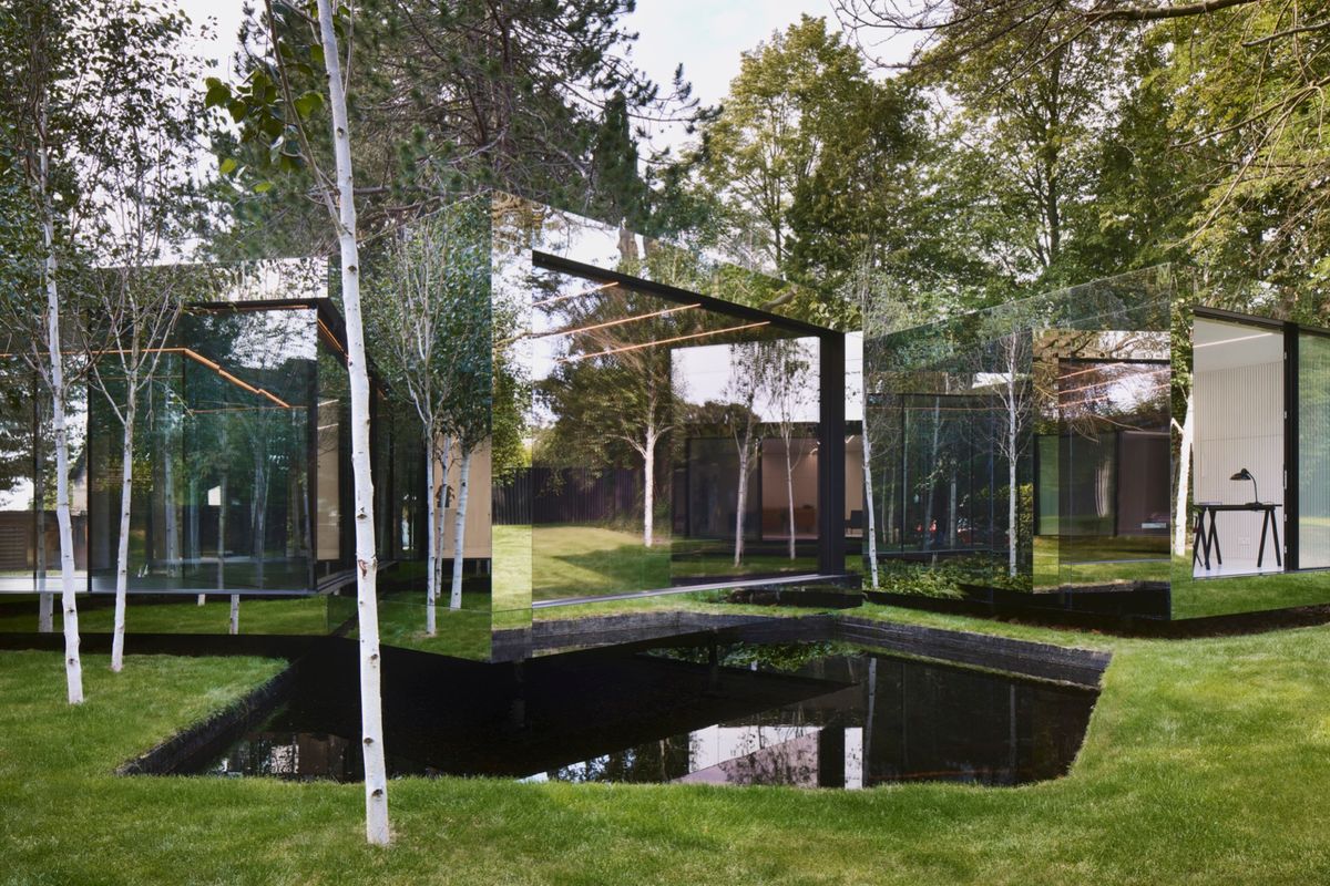 Architizer's tweet photo. The Invisible House is a unique architectural project consisting of 8 separate pavilions connected by glass walkways, each serving a distinct living function—from bedrooms &amp; living areas to kitchens &amp; outdoor access spaces.

Details: https://t.co/kBL7aj3dPk | 📍Warwickshire, UK https://t.co/NIdvGfohtn