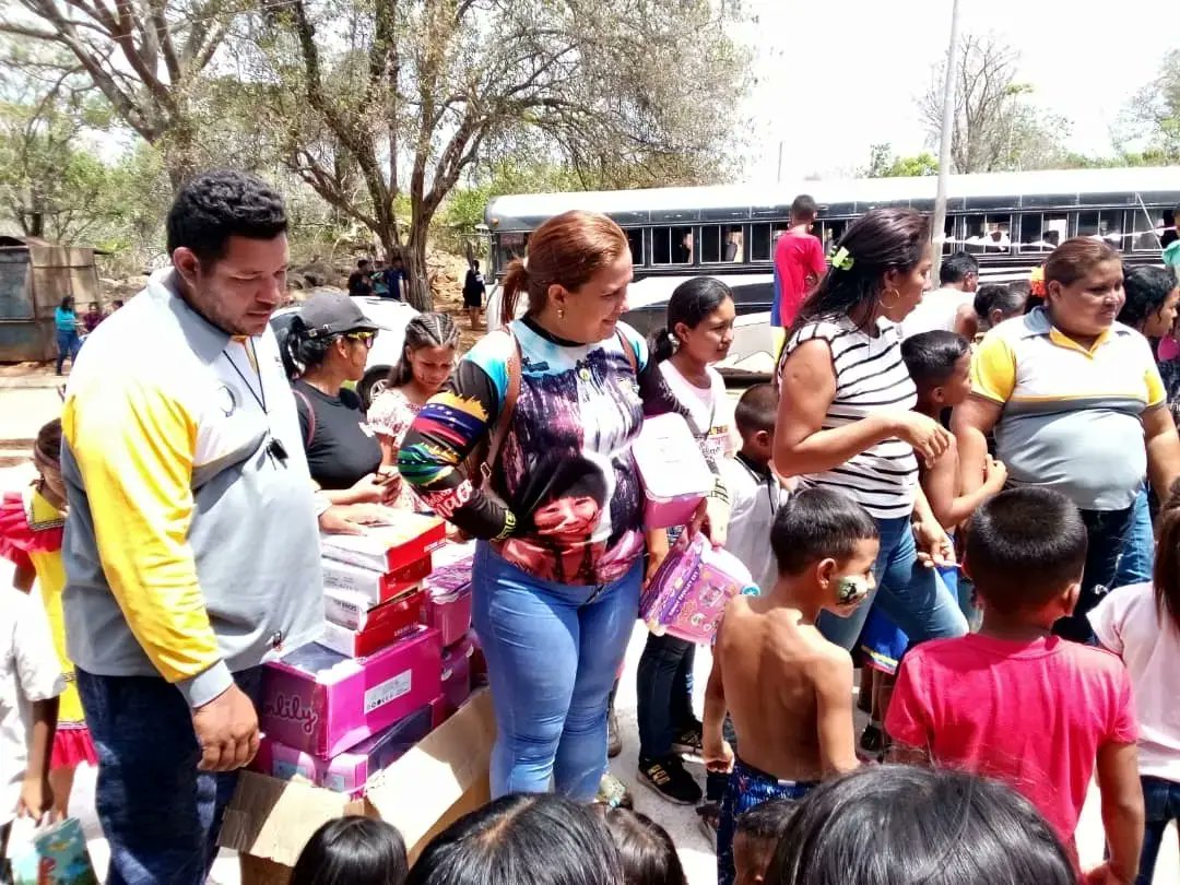 FSBolivar's tweet photo. #EnFotos || Así nuestros niños de la comunidad Palmarito del municipio Angostura del Orinoco celebraron el Día Nacional del Niño y la Niña Indígena, gracias a las políticas del Pdte.@NicolasMaduro y del gobernador @amarcanopsuv 

 #VenezuelaEsAlegriaYPaz https://t.co/z2GsoNEZOg