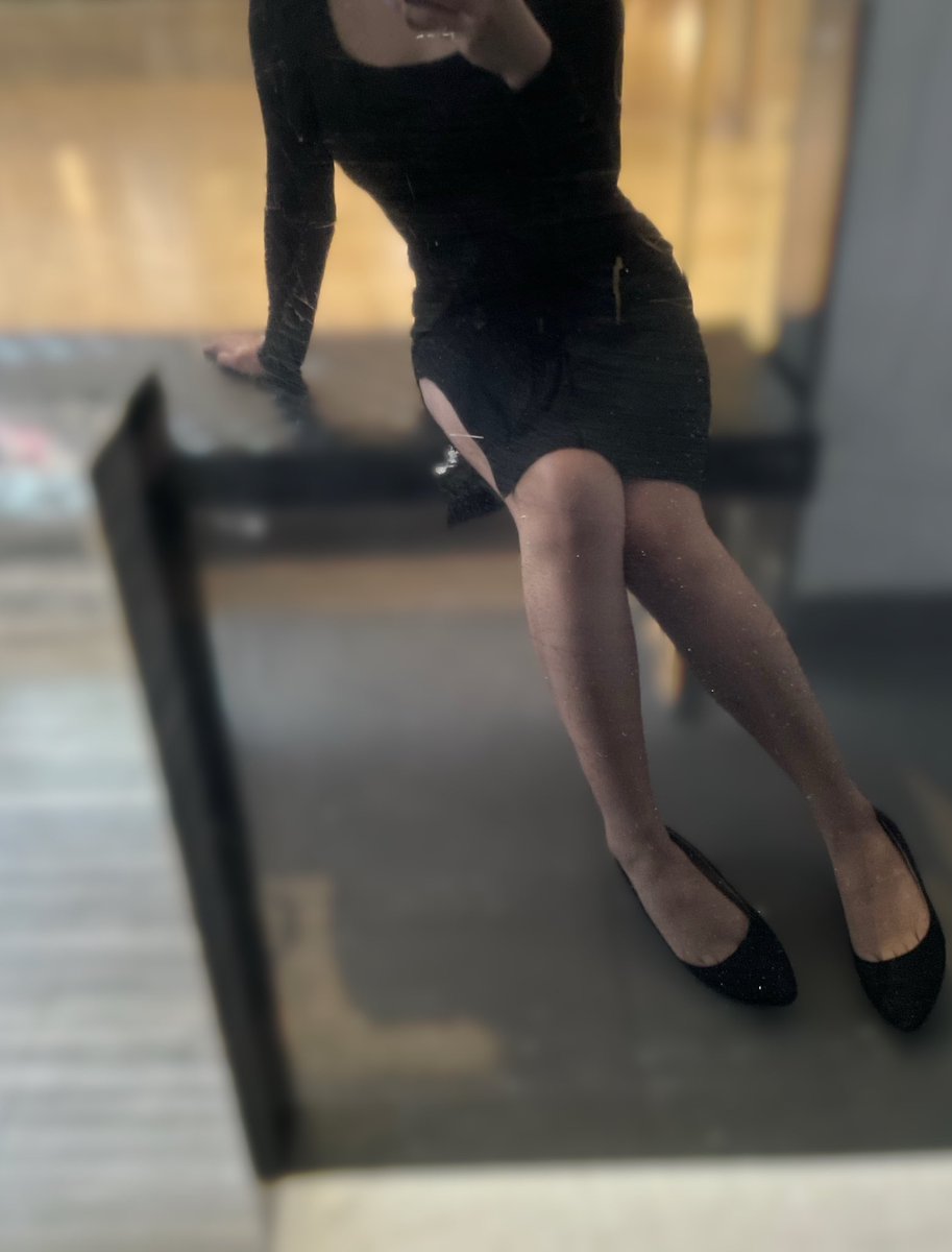 今日趕頭趕命咁去返工， 先發現個條叉開到咁鬼高 一路行就要一邊拉返一邊落少少

記得retweet 同like啦
唔知各位可唔可以幫我個IG follow 升到3000 呢～ 😬😬😬 profile 有link 🤗
到時 #黑絲 相找數

#高叉裙
#包臀裙
#緊身裙
#腳
#腳控
#高踭鞋