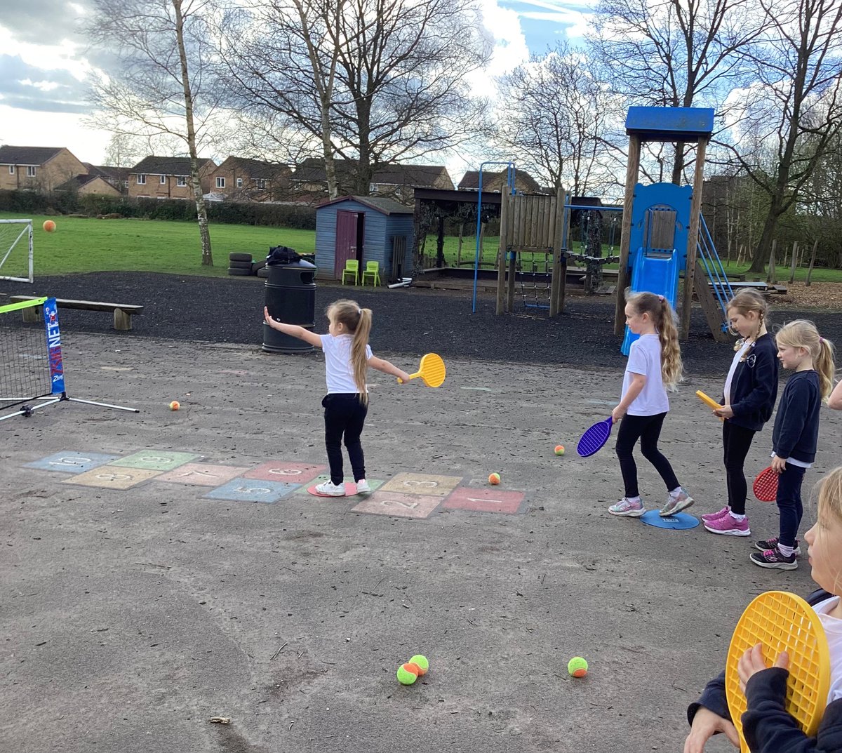 SBPS_Robins's tweet photo. We enjoyed our tennis taster session and showed fantastic catching and hitting skills 🎾 #sbpsPE https://t.co/ABx2U5z2bc