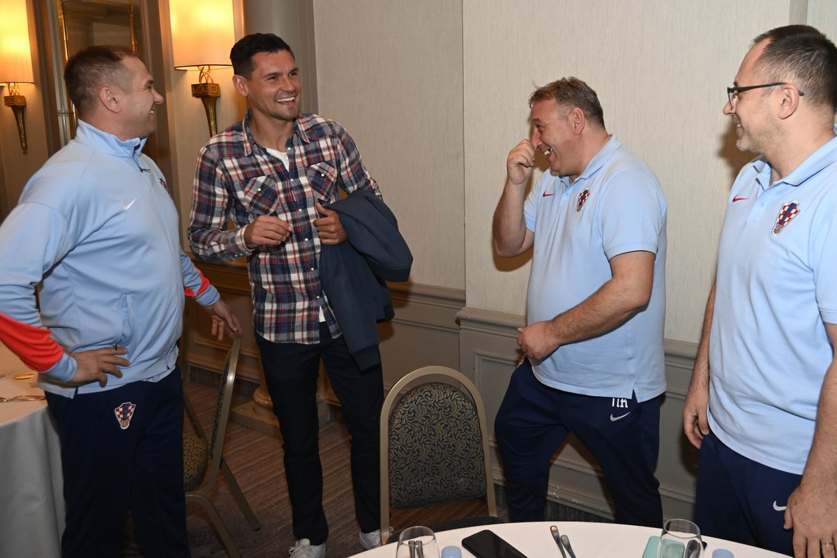 A pleasant surprise for #Croatia squad before the upcoming friendlies: a visit from silver- and bronze-winning defender <a href="/Dejan06Lovren/">Dejan Lovren</a>! 🤝🤗

#Family #Vatreni❤️‍🔥