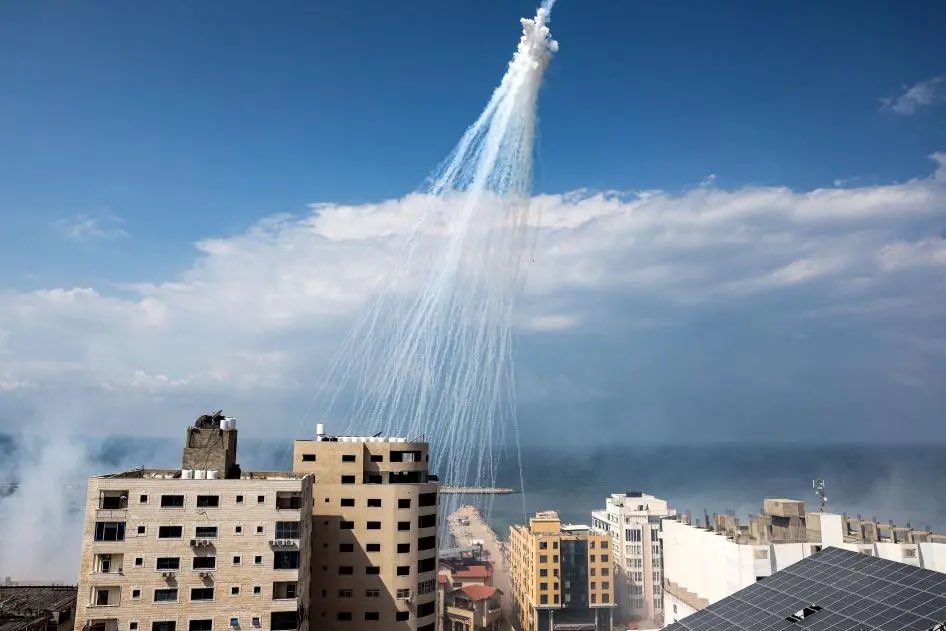 The US should suspend military aid to Israel. @OxfamAmerica & @hrw have submitted a memo to US government showing how Israel is using US weapons in violation of international law, including through the use of white phosphorus in south #Lebanon. hrw.org/news/2024/03/1…