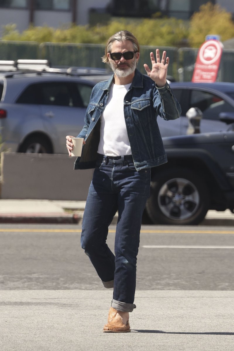 ภาพล่าสุดกว่านั้น! Chris Pine ระหว่างออกมาทำธุระใน LA เมื่อวันที่ 14 มีนาคม