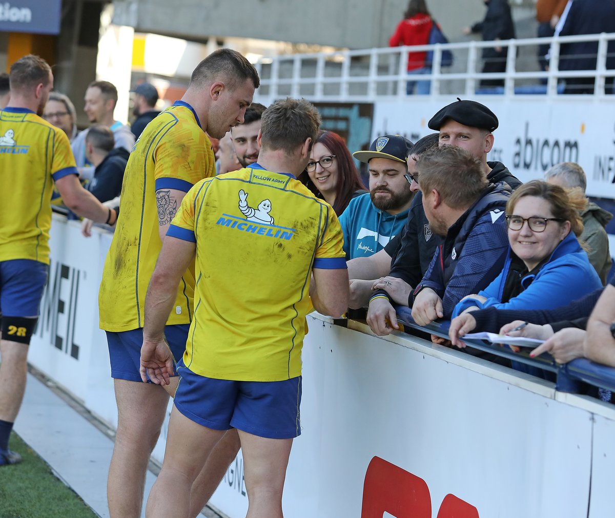 ASMOfficiel's tweet photo. 𝙈𝙀𝙍𝘾𝙄 💛💙Une belle mobilisation de nos supporters pour cette ouverture au public
#YellowArmy #ASMEnsemble
On se donne rendez-vous 𝙨𝙖𝙢𝙚𝙙𝙞 à 17 𝙝𝙚𝙪𝙧𝙚𝙨 pour la réception de la Section Paloise.
▶️ https://t.co/uQXRC8WbIj https://t.co/cEdXmAL96C