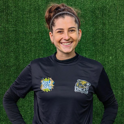 danlacalle's tweet photo. 🚨Ester Alencar, coach de QBs do Rio Preto Weilers, foi anunciada pelo Tampa Bay Buccaneers como uma das finalistas do Programa Nacional de Coaches da NFL Academy.

Esse programa busca futuros treinadores com alto nível técnico, para a NFL, ao redor do mundo. É O BRASA🇧🇷🇧🇷🇧🇷 https://t.co/D4iOYE5GNy