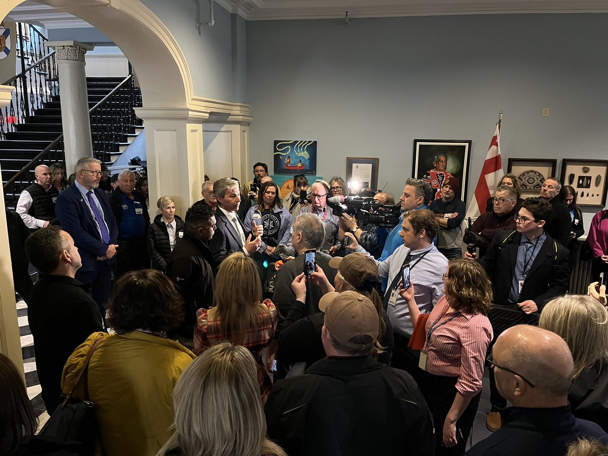 Premier Tim Houston addresses members of the wine industry @nsleg He tells them he’s pausing the controversial subsidy program for commercial bottlers that had some farm wineries fearing for their future. #nspoli