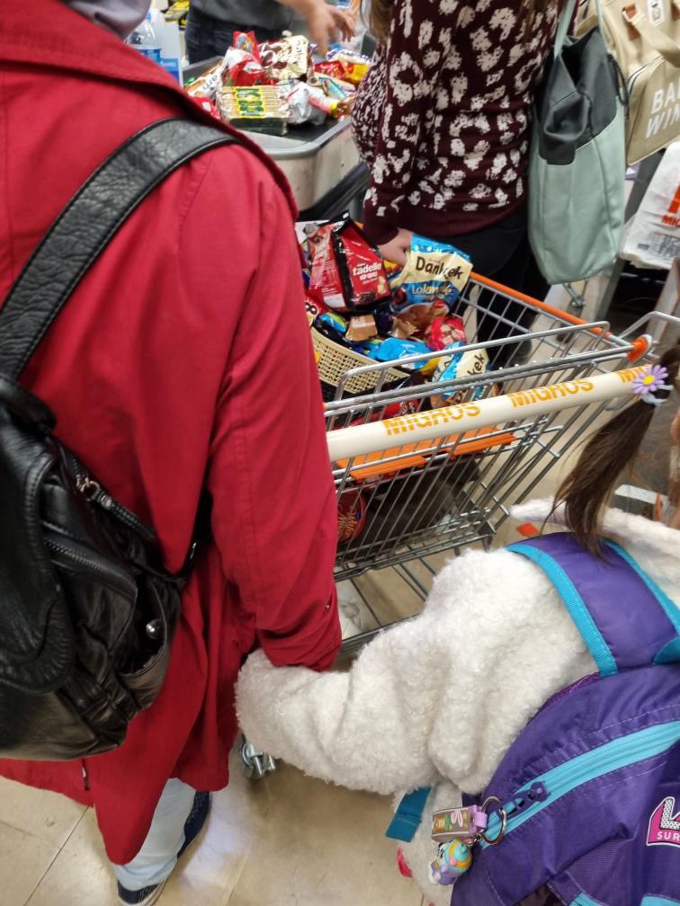 Migros'ta bugün "bir alana, bir bedava" kampanyası yapılan abur cubur ürünleri sebebiyle izdiham yaşandığı, mağazalarda uzun kuyruklar olduğu haberleri geliyor.
İndirim uygulanan ürünlerde yüksek oranda şeker, doymuş yağ ve birçok katkı maddesi bulunuyor.
#NeYediğiniziBilin