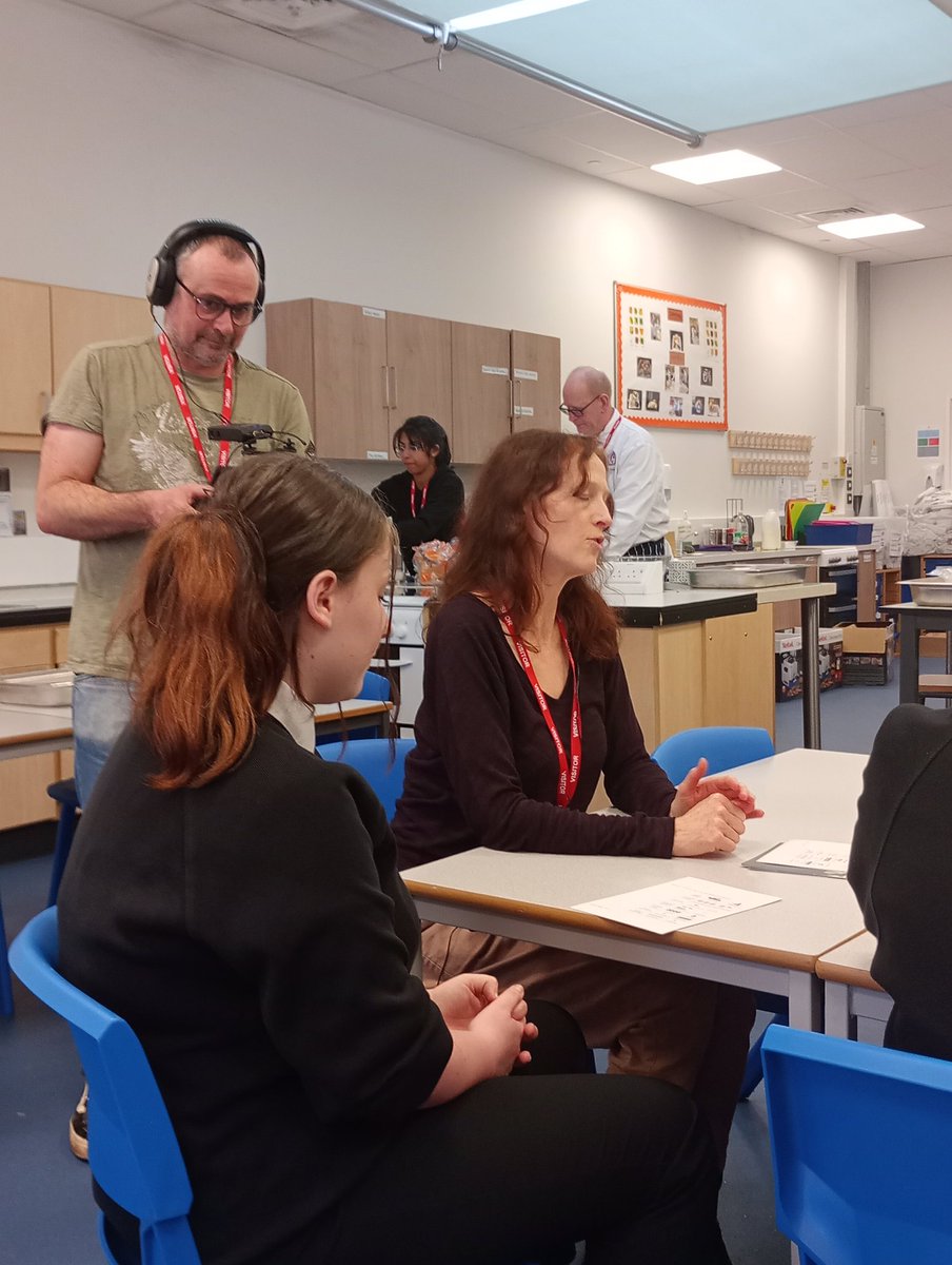 Today=session 2 @foodsequal #fishfinger co-design project 💙 with @SirJohnHuntCSC #students Hearing from Caroline Bennett @SoDiscretion 🐟 & cooking to #test the crumb 🎣 #coproduction #innovation #ThePlymouthFishfinger