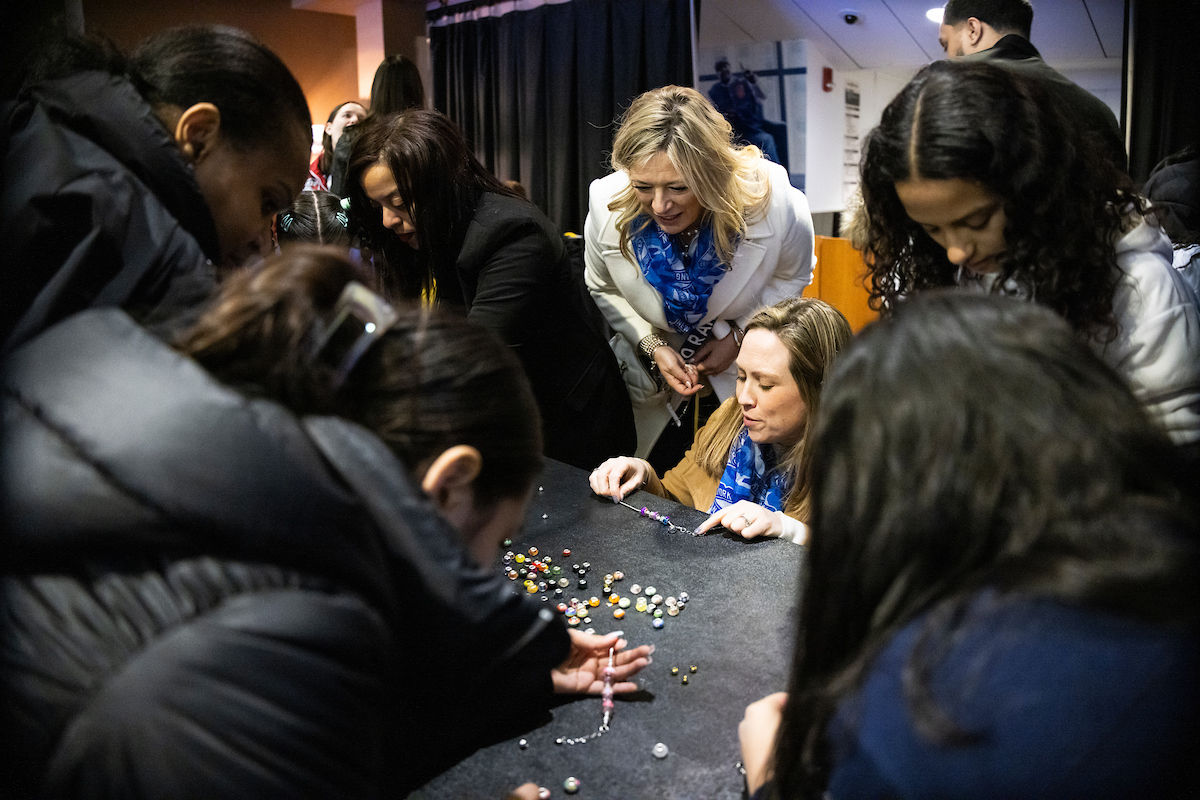 gardenofdreams's tweet image. Last week, we celebrated #WomensEmpowermentNight with the @NYRangers! Young women from our #LearnToPlay program came to the arena to hear from female MSG executives, make empowerment bracelets with #NYR coaches&apos; wives, and enjoy the game from a catered lounge! 💙🏒