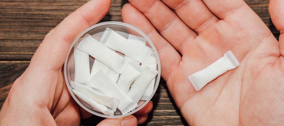 lucas_hby's tweet photo. Thread 

Le SNUS 

Alerte de santé publique 

Pourquoi ce petit sachet concentré en nicotine peut détruire ta vie et te rendre addictif à en devenir malade. https://t.co/jRmaQE3UaF