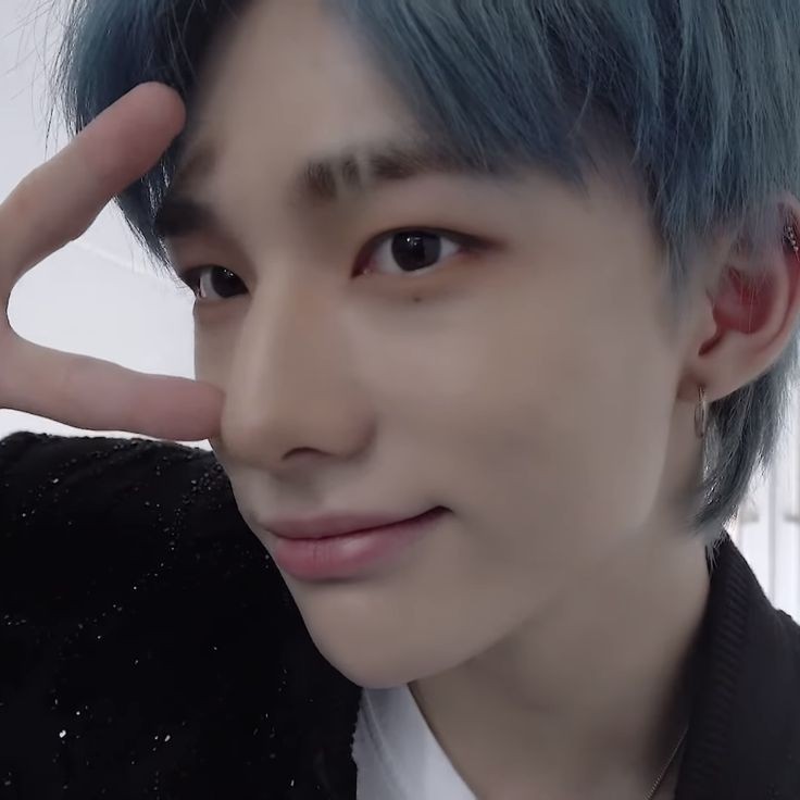 24 coisas que eu amo no hyunjin - um thread especial pra comemorar os 24 anos do meu Mozao💗