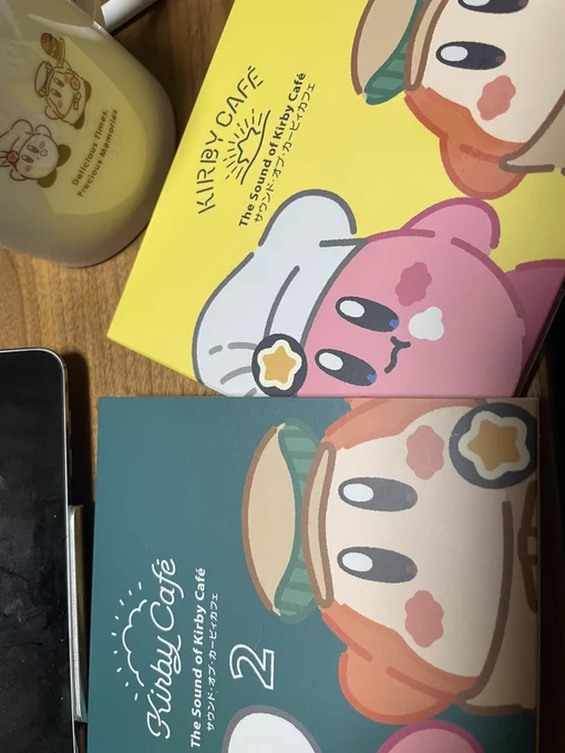 カービィカフェのサントラとマグカップー!
カフェ入った途端のBGMが懐かしさと新鮮さにやられた! 