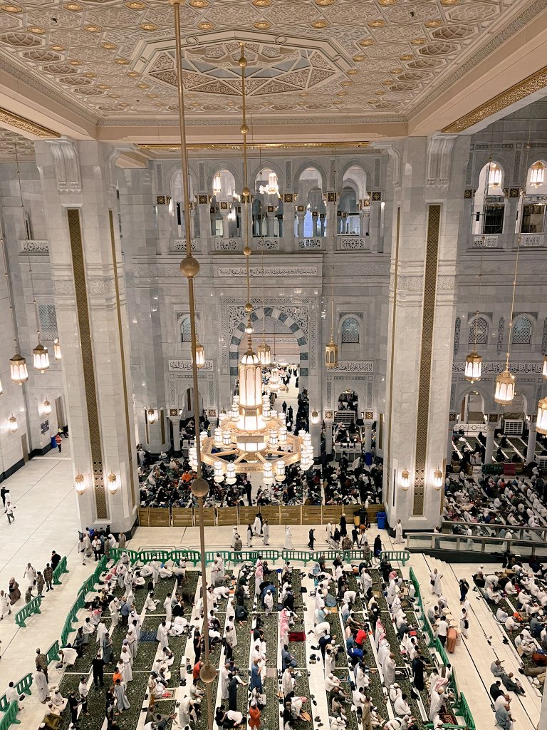 "أتيناكَ  نرجُوكَ حُسنَ الختَام
 إلهي..  فلسنا  على  ما  يُرام
 على بَابِ عفوكَ نحنُ اليتامى
 وأنتَ السَّلامُ و منكَ  السَّلام"