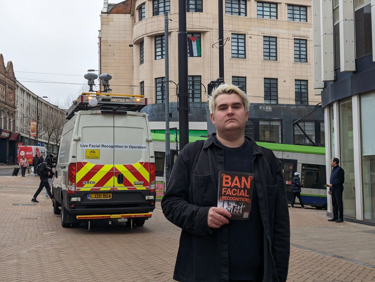 grandfloridian5's tweet image. My new fav tweet: 

🚨LIVE FACIAL RECOGNITION ALERT 🚨

Police are using Orwellian face scanning technology in #croydon today.

This technology turns innocent members of the public into WALKING ID CARDS.

We&apos;re here campaigning to #StopFacialRecognition 
…
