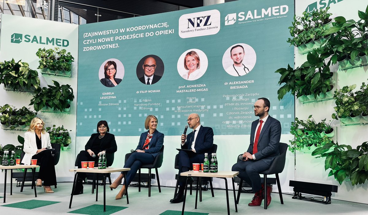 NFZ_GOV_PL's tweet photo. 💬 Filip Nowak, prezes #NFZ, podczas #Salmed w #Poznań:
Szacunki zakładały, że do #OpiekaKoorynowana w #POZ, po roku, wejdzie 10 proc. placówek. Tymczasem po ponad roku mamy już przeszło 30 proc. podmiotów w #OK. Widzę więc szklankę do połowy pełną, jeśli chodzi o jej rozwój. https://t.co/Lkdxutp7VA