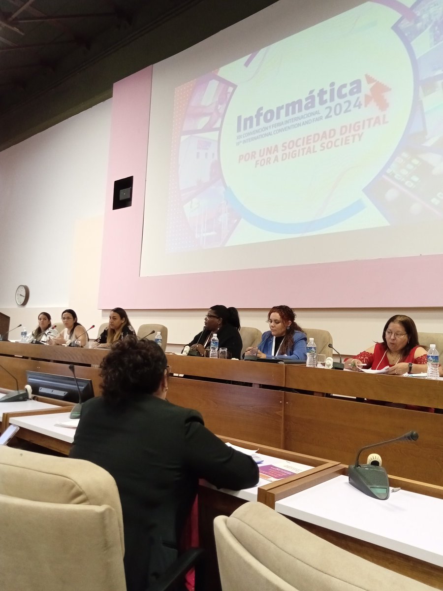 Ponencia de @AnalaisyG sobre el enfoque comunicacional de la mujer en las TICs en ETECSA. #Informatica2024 @ETECSA_Cuba