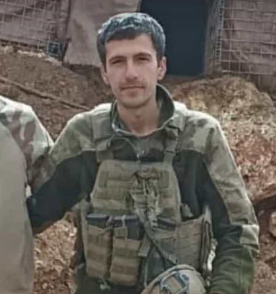 Bugün bir şehit 4 yaralı verip 6 teröristi etkisizLEŞtirdiğimiz Matin Dağı Gara tarafı 1.740 RT’deki çatışmada şehit düşen Mehmetçik: bir kahraman doktorumuz.

🇹🇷 Tabip Teğmen Hulusi Elçi.

Ruhun şad, mekanın cennet olsun aziz kardeşim.