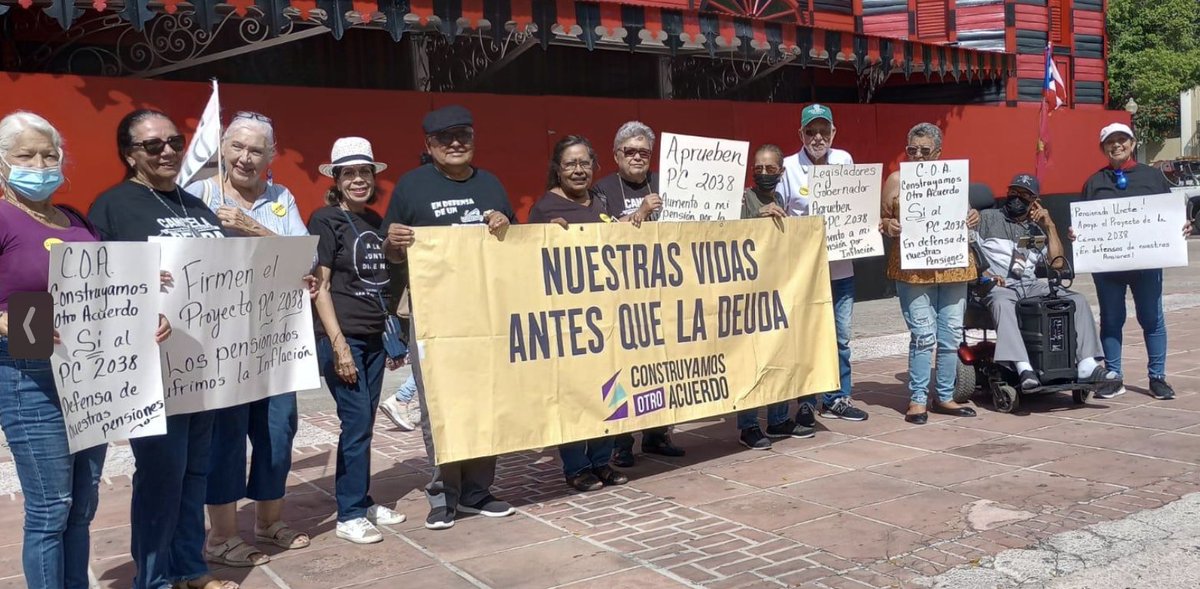 Desde Ponce hasta San Juan, hoy se manifiestan cientos de pensionados exigiendo que sus pensiones se ajusten a los aumentos en costos de vida. #retirodigno