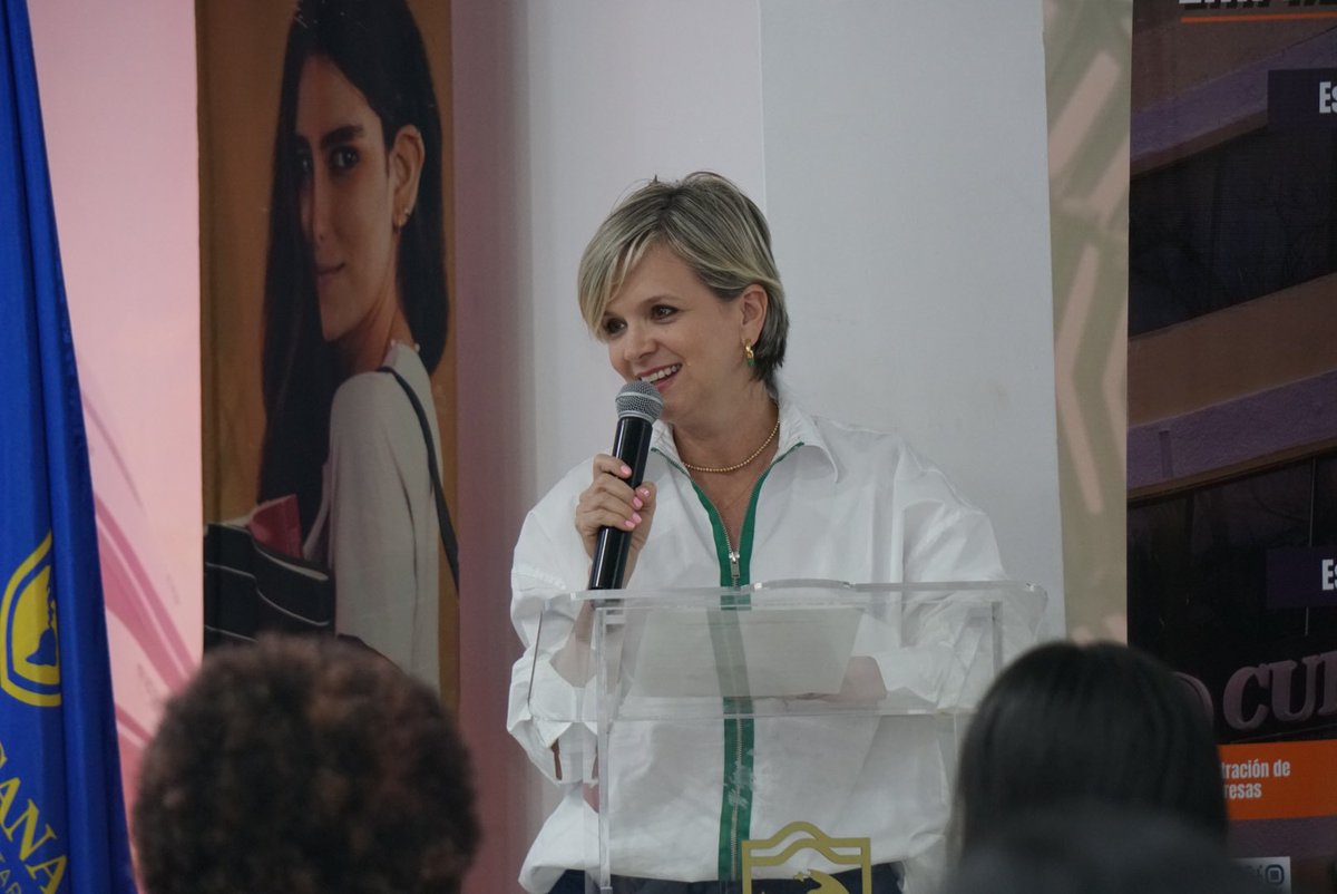 Entregamos becas de formación a las participantes del <a href="/ReinaPopularBaq/">Reinado Popular del Carnaval de Barranquilla</a>, en una apuesta de <a href="/Carnaval_SA/">Carnaval de Barranquilla</a> por el proyecto de vida de nuestras #MujeresQueInspiran. 

Estas becas son un invitación a seguir liderando transformación social en sus comunidades. 
carnavaldebarranquilla.org/carnaval-de-ba…