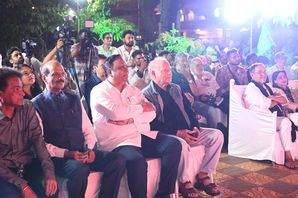 महेश मांजरेकर दिग्दर्शित 'जुनं फर्निचर' या चित्रपटाचा टीझर प्रदर्शित केला. आजी आजोबा उद्यान, छत्रपती शिवाजी महाराज पार्क, दादर येथे झालेल्या या सोहळ्याला ज्येष्ठ चित्रपट लेखक सलीम खान आणि आमदार सदा सरवणकर उपस्थित होते. यावेळी 'जुनं फर्निचर' चित्रपटाच्या टीमला शुभेच्छा दिला.