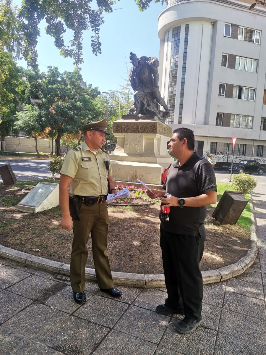 CarabPrCentral's tweet photo. #Santiago: @CarabMicc 1ª Comisaría entregan folletos con recomendaciones de seguridad a vecinos y transeúntes en Ismael Valdés Vergara con Sto. Domingo, con el propósito de evitar robos por sorpresa bajo la modalidad denomina como "motochorros".
#LaPrevenciónEsNuestraEsencia https://t.co/Dj1f1ZvwJd