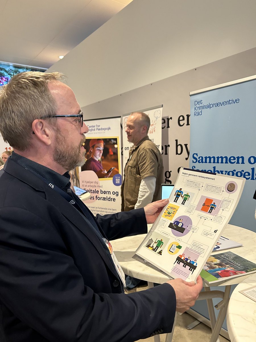 I dag fik SSP-Samrådet ny formand på SSP-Samrådets årsmøde.  

Tak til Benny Husted for godt samarbejde og tillykke til Mads Hardahl Haugaard med posten som formand.

Sarah og Celine repræsenterede DKR på messen på bedste vis.⁦<a href="/krimforebyg/">Det Kriminalpræventive Råd</a>⁩ #dkpol