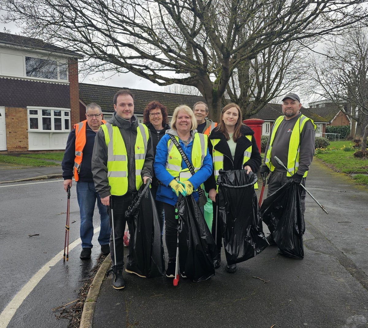 Today we began our Great British Spring Clean 🙌🏻 The team were joined by colleagues from the Estate's Services team and residents. They started in Trinity Close and moved through the surrounding area, collecting 10 bags of rubbish in total! Great work guys 👏🏻 #GBSpringClean