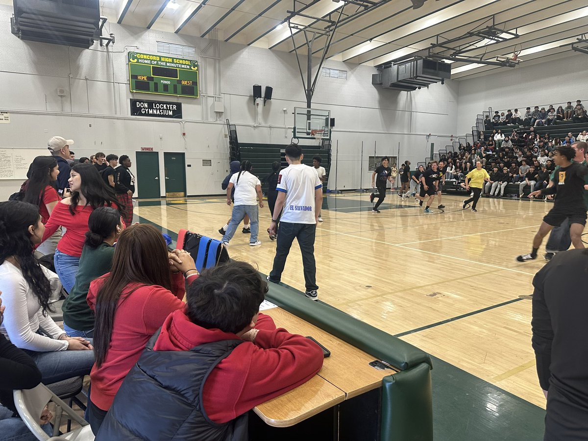 Today’s March Madness game at lunch had the gym bleachers packed with Kaiser Crew (students) playing Dunk Dynasty (Staff). The climate on the court was intense while the students cheered excitedly. The final score of 22-12 sent Kaiser Crew home with the W! 🏀💚💛🐻