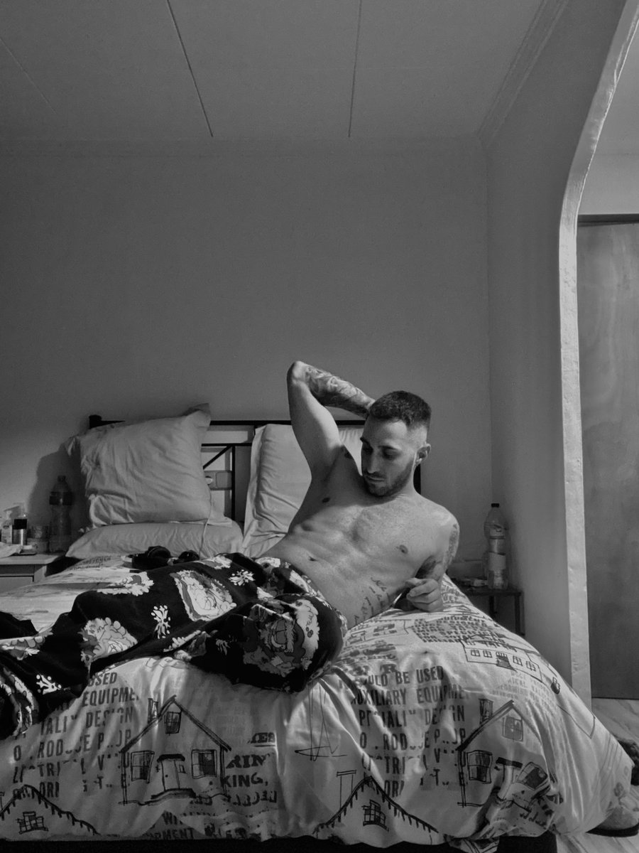 ApoloAlpha's tweet photo. En la cama,
Esperando a que alguna sumisa perrita termine por tributar hoy, espero vuestro privado zorritas..🐕💸⛓️

#bdsm #sumisas #ALPHA #apolo #dominante #perras #maledom #dinero https://t.co/TgGq4FReHU